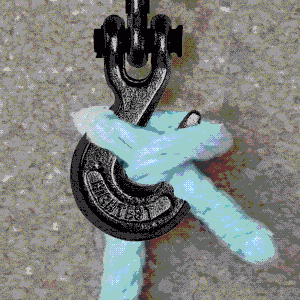 Navázání nákladového lana na hák jeřábu. Foto: Vseolodich.cz.